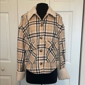 NWT VERY J (NEW IN) PLAID BEIGE WOMEN'S JACKET. SIZE SMALL.